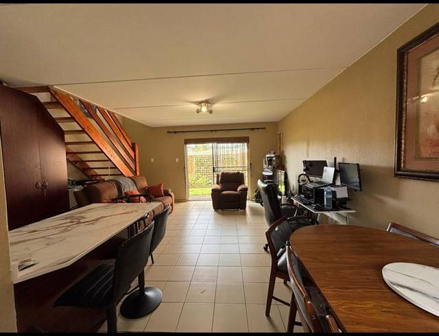 2 BEDROOM TOWNHOUSE FOR SALE IN STRUBENSVALLEI